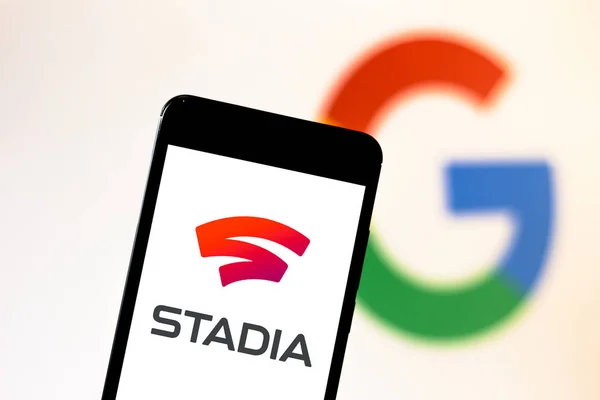 Április 20, 2019, Brazília. Logo Google Stadia a mobil eszközön. Stadia egy streaming videojáték-szolgáltatás által kifejlesztett Google — Stock Fotó