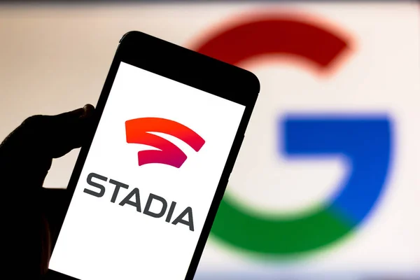 Április 20, 2019, Brazília. Logo Google Stadia a mobil eszközön. Stadia egy streaming videojáték-szolgáltatás által kifejlesztett Google — Stock Fotó