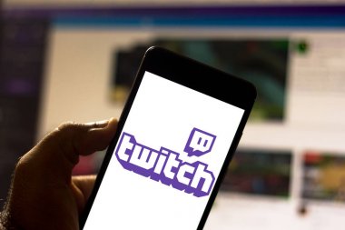 22 Nisan 2019, Brezilya. Android mobil cihazda Twitch Tv logosu. Twitch, canlı veya isteğe bağlı oynatma lar da dahil olmak üzere video oyunları akışına odaklanmış bir akış sitesidir