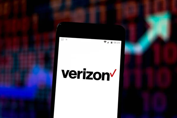 22 de abril de 2019, Brasil. Logo de Verizon Wireless en el dispositivo móvil. Verizon es el mayor operador de telefonía móvil en los Estados Unidos, con una base de 92 millones de clientes —  Fotos de Stock