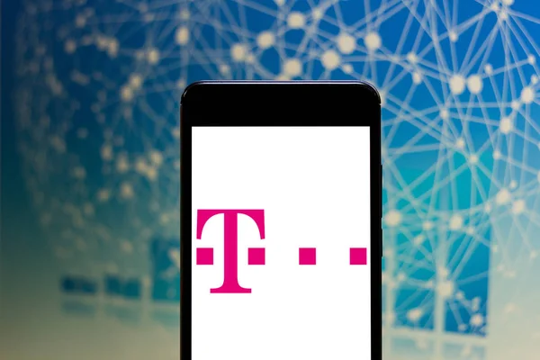22 квітня 2019, Бразилія. T-мобільний логотип на мобільному пристрої. T-Mobile — німецька компанія мобільного телефону — стокове фото