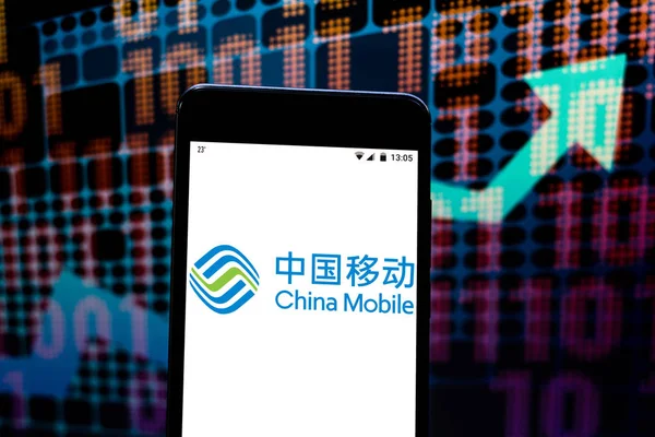 22 april 2019, Brazilië. China Mobile-logo op het mobiele apparaat. China Mobile is een Chinese telecommunicatie-onderneming van de staat die gespecialiseerd is in mobiele telefonie. Het is de grootste in de wereld — Stockfoto