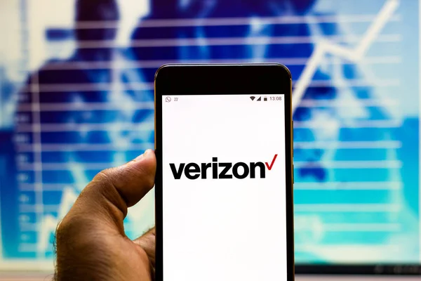 2019年4月22日，巴西。移动设备上的 Verizon 无线徽标。Verizon 是美国最大的移动电话运营商，拥有 9200 万用户 — 图库照片