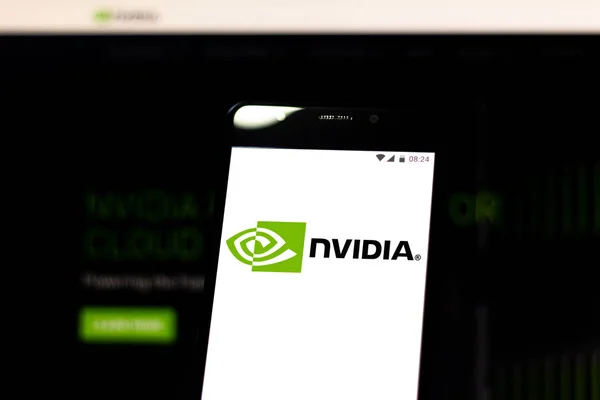 Április 25, 2019, Brazília. NVIDIA logó a mobileszközön. Az NVIDIA multinacionális technológiai vállalat. Ez tervez grafikus feldolgozás egységek (GPUs) részére a utcagyerek és profi piac — Stock Fotó