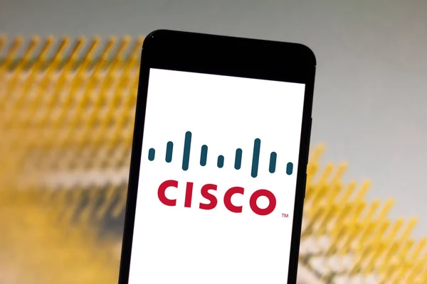 25 kwietnia 2019, Brazylia. Logo Cisco na urządzeniu mobilnym. Cisco to międzynarodowa firma z USA, która zapewnia rozwiązania sieciowe i komunikacyjne — Zdjęcie stockowe