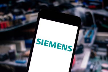 25 Nisan 2019, Brezilya. Mobil cihazda Siemens logosu. Siemens bir Alman sanayi holdingi ve dünyanın en büyüklerinden biridir