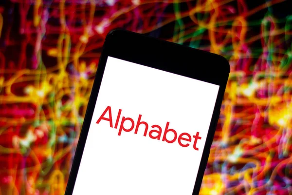 25 April 2019, Brasil. Logo alfabet pada perangkat seluler Anda. Alphabet adalah perusahaan induk dan konglomerat yang memiliki beberapa perusahaan yang dimiliki atau terkait dengan Google — Stok Foto