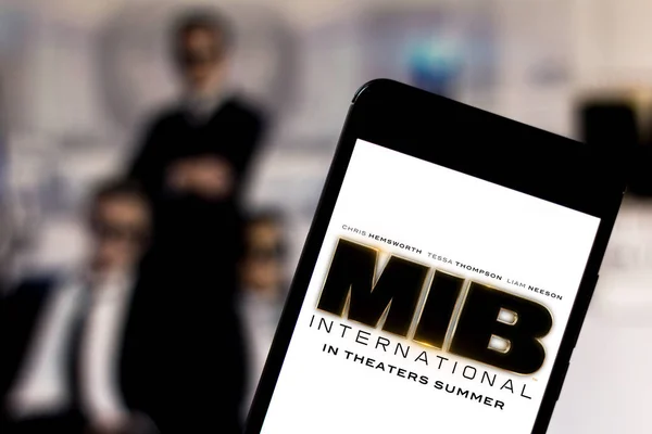 Logo Men in Black International (MIB) sur l'appareil mobile. The MIB est un film américain d'action et de science-fiction distribué par Columbia Pictures — Photo