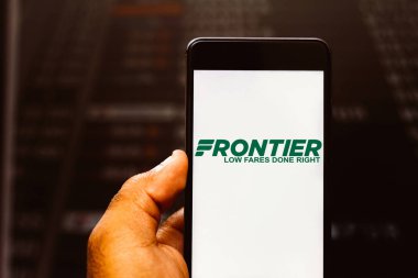 29 Nisan 2019, Brezilya. Bu fotoğraf illüstrasyonunda Frontier Airlines logosu mobil cihazın ekranında görüntülenir