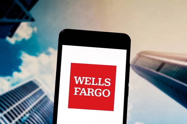 29 avril 2019, Brésil. Dans cette illustration photo, le logo Wells Fargo est affiché sur l'écran de l'appareil mobile — Photo