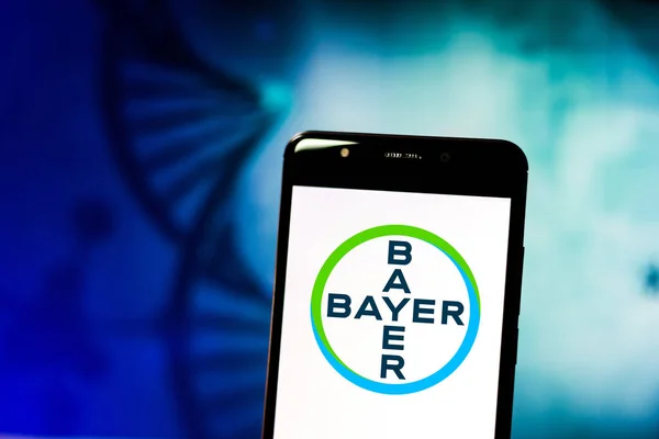 29. April 2019, Brasilien. in dieser Foto-Illustration wird das bayer ag-Logo auf dem Bildschirm des mobilen Endgeräts angezeigt. — Stockbild 29. April 2019, Brasilien. in dieser Foto-Illustration wird das bayer ag-Logo auf dem Bildschirm des mobilen Endgeräts angezeigt — Stockfoto