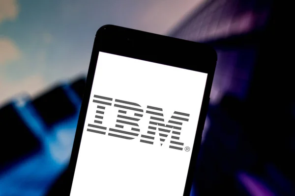 03 maja 2019, Brazylia. Na tej ilustracji zdjęcie logo International Business Machines (IBM) jest wyświetlane na smartfonie — Zdjęcie stockowe