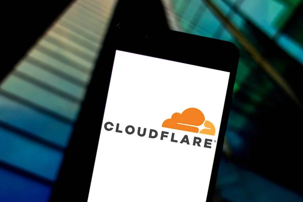 03 de mayo de 2019, Brasil. En esta ilustración fotográfica, el logotipo de Cloudflare se muestra en un teléfono inteligente —  Fotos de Stock