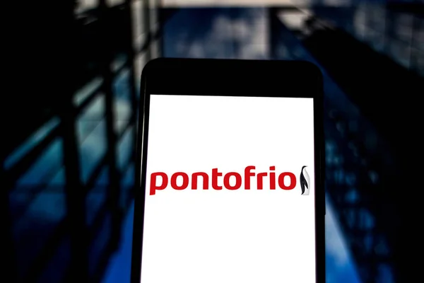 03, 2019, Brazílie. Na této fotografii je logo Pontofrio zobrazeno na telefonu Smartphone — Stock fotografie