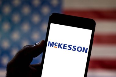 05 Mayıs 2019, Brezilya. Bu fotoğraf illüstrasyonunda Mckesson Corporation logosu bir akıllı telefonda görüntülenir