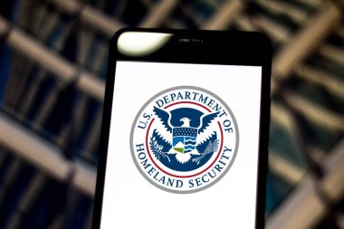 05 Mayıs 2019, Brezilya. Bu fotoğraf illüstrasyonda Amerika Birleşik Devletleri İç Güvenlik Bakanlığı (Dhs) logosu bir akıllı telefonda görüntülenir