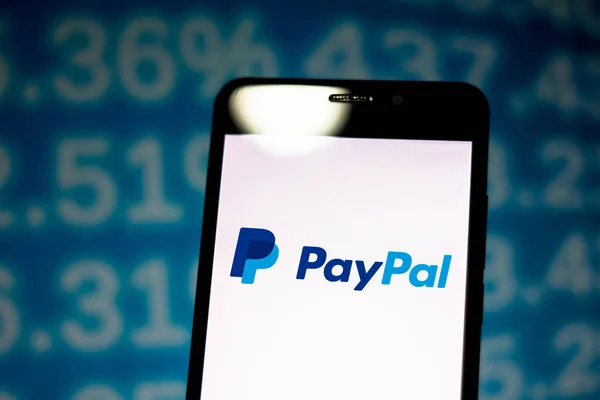 Mayo 05, 2019, Brasil. En esta ilustración de la foto el logotipo de PayPal se muestra en un teléfono inteligente — Foto de Stock