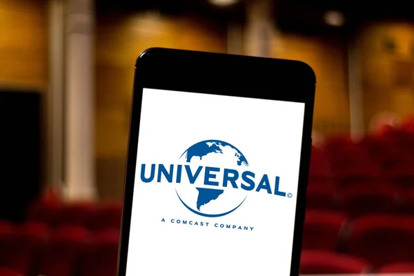 15 de mayo de 2019, Brasil. En esta ilustración fotográfica, el logotipo de Universal Pictures se muestra en un teléfono inteligente — Foto de Stock