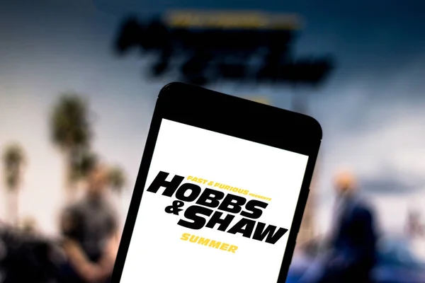 15 de mayo de 2019, Brasil. En esta ilustración fotográfica, el logotipo de Fast & Furious Presents: Hobbs & Shaw se muestra en un teléfono inteligente — Foto de Stock