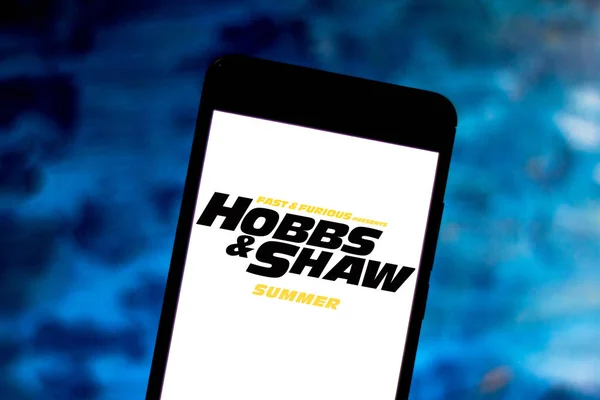 15 мая 2019 года, Бразилия. На этой иллюстрации на смартфоне показан логотип Fast & Furious Presents: Hobbs & Shaw — стоковое фото