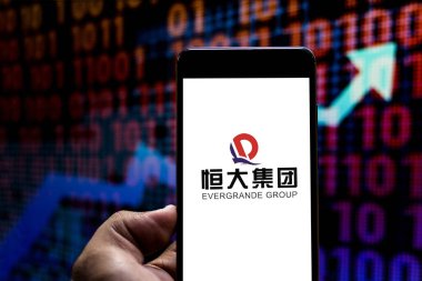 16 Mayıs 2019, Brezilya. Bu fotoğraf illüstrasyonunda Evergrande Group logosu bir akıllı telefonda görüntülenir