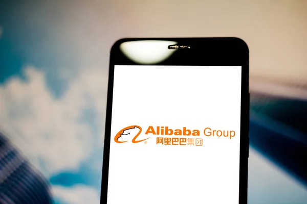 16 mei 2019, Brazilië. In deze foto afbeelding wordt het Alibaba-groeps logo weergegeven op een smartphone — Stockfoto