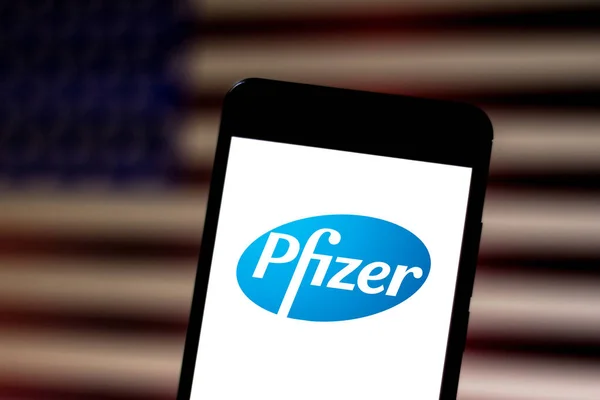 16 mai 2019, Brésil. Dans cette illustration photo, le logo Pfizer est affiché sur un smartphone — Photo