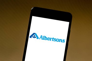 16 Mayıs 2019, Brezilya. Bu fotoğraf illüstrasyonunda Albertsons Companies logosu bir akıllı telefonda görüntülenir
