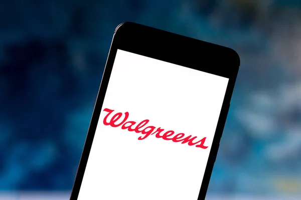 16 мая 2019 года, Бразилия. На этой фотографии логотип Walgreens отображается на смартфоне — стоковое фото