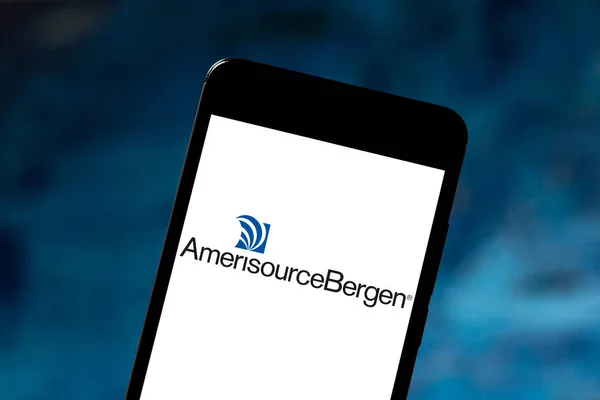 16 maja 2019, Brazylia. Na ilustracji fotograficznej logo Amerisourcebergen Corporation jest wyświetlane na smartfonie — Zdjęcie stockowe