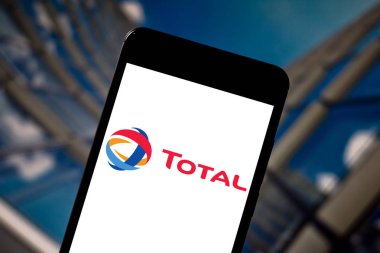 16 Mayıs 2019, Brezilya. Bu fotoğraf illüstrasyonunda Total S.A. logosu bir akıllı telefonda görüntülenir