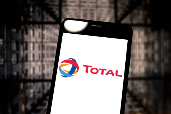16 de mayo de 2019, Brasil. En esta ilustración fotográfica se muestra el logotipo de Total S.A. en un smartphone — Foto de Stock