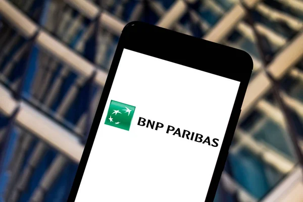 2019年5月17日 在这张照片插图中 法国巴黎银行的标志显示在智能手机上 — 图库照片
