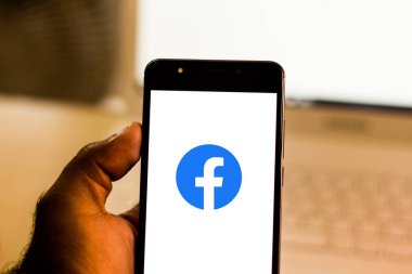 19 Mayıs 2019, Brezilya. Bu fotoğraf illüstrasyonda Facebook logosu bir akıllı telefonda görüntülenir.