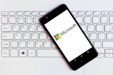 19 Mayıs 2019, Brezilya. Bu fotoğraf illüstrasyonunda Microsoft Corporation logosu bir akıllı telefonda görüntülenir.