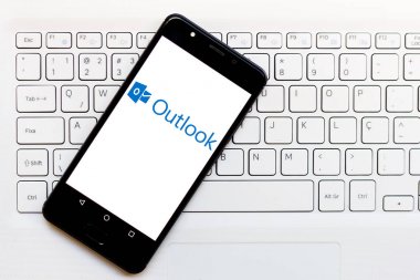 19 Mayıs 2019, Brezilya. Bu fotoğraf illüstrasyonunda Outlook logosu bir akıllı telefonda görüntülenir.