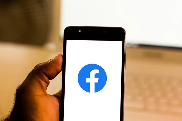 2019年5月19日 在这张照片插图中 Facebook 徽标显示在智能手机上 — 图库照片