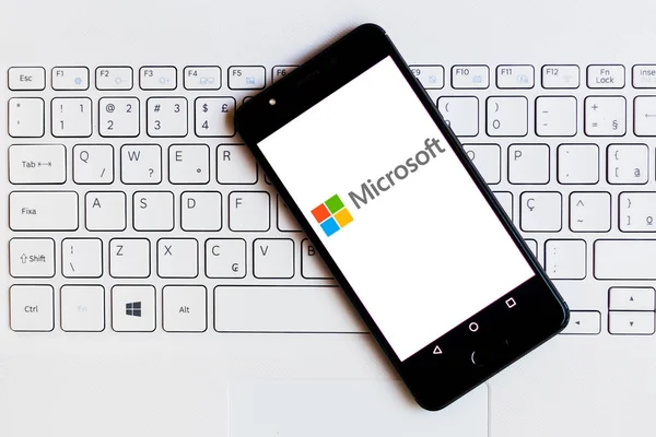 Mayıs 2019 Brezilya Fotoğraf Illüstrasyonunda Microsoft Corporation Logosu Bir Akıllı — Stok fotoğraf