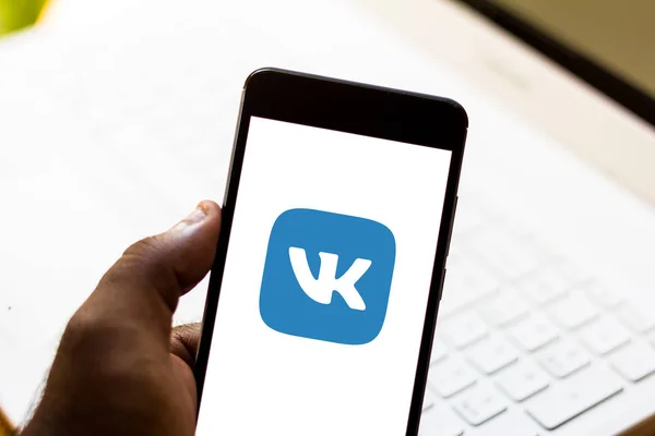 2019년 19일 브라질 그림에서 Vkontakte 로고는 스마트 표시됩니다 — 스톡 사진
