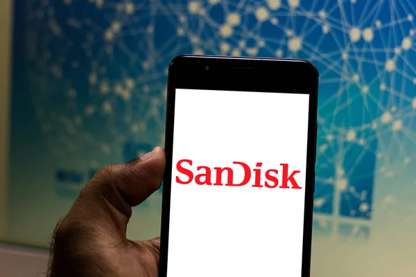 19 Mei 2019, Brasil. Dalam gambar foto ini, logo SanDisk ditampilkan pada smartphone — Stok Foto