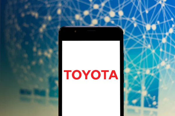 19 травня 2019, Бразилія. На цій фотографії ілюстрація логотип Toyota Motor Corporation відображається на смартфоні — стокове фото