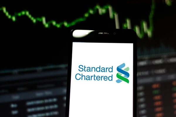 19 de mayo de 2019, Brasil. En esta ilustración fotográfica, el logotipo Standard Chartered se muestra en un teléfono inteligente — Foto de Stock