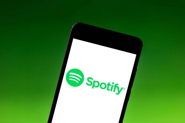 19 Mei 2019, Brasil. Dalam gambar foto ini logo Spotify ditampilkan pada smartphone — Stok Foto