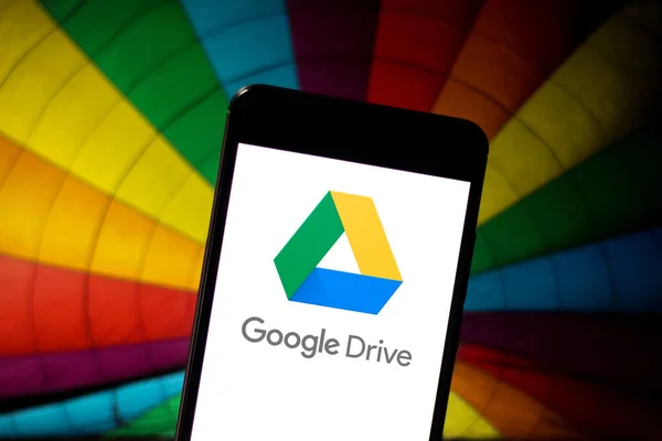 19 mei 2019, Brazilië. In deze foto afbeelding wordt het Google Drive-logo weergegeven op een smartphone — Stockfoto