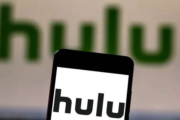 21 Mei 2019, Brasil. Dalam gambar foto ini logo Hulu ditampilkan pada smartphone — Stok Foto