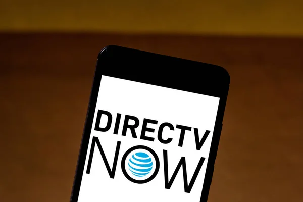 2019年5月21日，巴西。在此照片插图中，Directv Now 徽标显示在智能手机上 — 图库照片