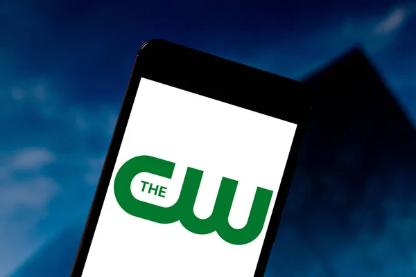 21 de mayo de 2019, Brasil. En esta foto ilustración El logotipo de CW Television Network (The CW) se muestra en un teléfono inteligente — Foto de Stock