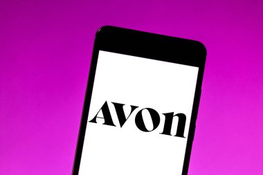 22 Mayıs 2019, Brezilya. Bu fotoğraf illüstrasyonunda Avon Ürünleri logosu bir akıllı telefonda görüntülenir