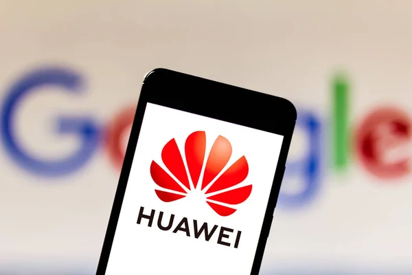 22 Mei 2019, Brasil. Dalam gambar foto ini logo Huawei ditampilkan pada smartphone — Stok Foto