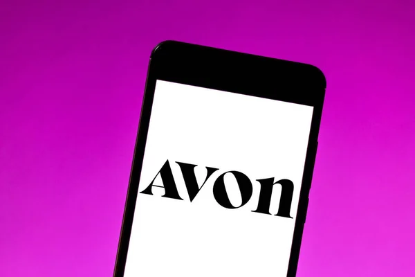 22 Mei 2019, Brasil. Dalam gambar foto ini logo Avon Products ditampilkan pada smartphone — Stok Foto